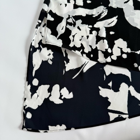 Chico's Black and White floral long sleeve Abstract Blouse size 2 (large 12) - Picture 10 of 11